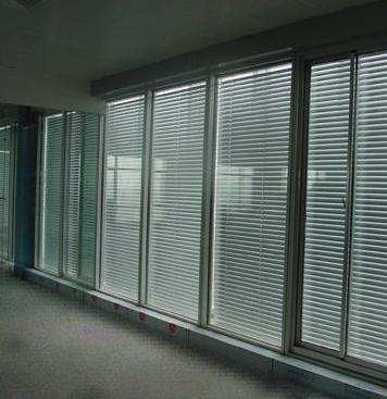 办公室装修完工后百叶窗照片